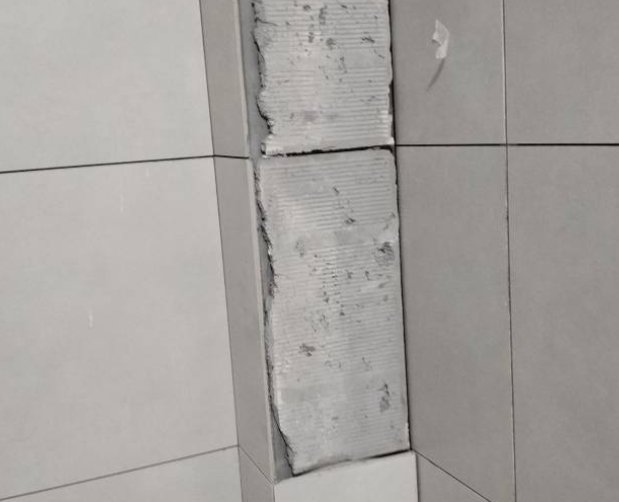 绵竹瓷砖空鼓维修公司分享下瓷砖施工前基层浇水润湿程度不足，可能导致以下问题